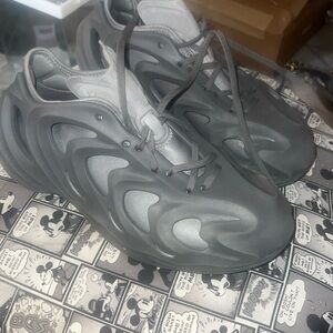 Addias Foam men size 8 Gray Used